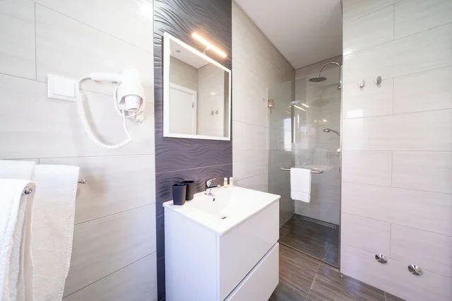 غرفة ديلوكس بسرير كينج بشرفة بغرفة نوم واحدة، Silver Seahorse Garden Retreat 6/6