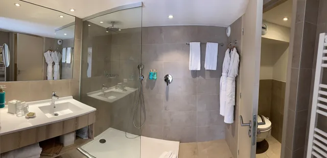 غرفة قياسية بسرير كوين بإطلالة جزئية على البحر في الطابق الأرضي، La Villa Douce 6/9