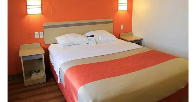 غرفة بسرير كينج، Motel6 Enfield, CT - Hartford 4/5