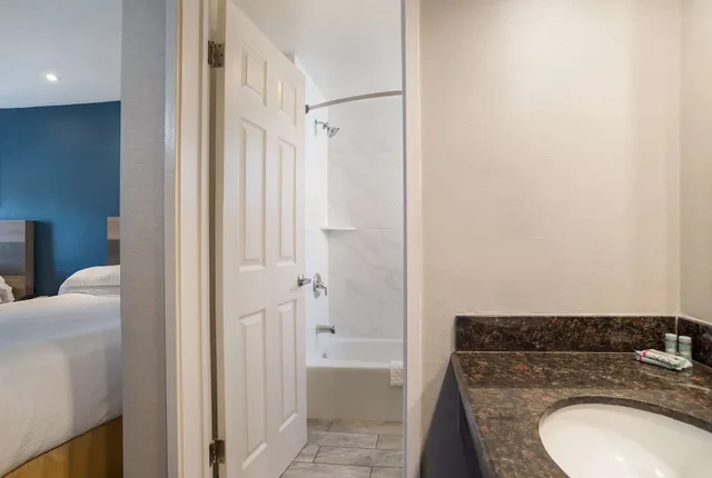 غرفة قياسية بسريرين كوين مع أريكة، SureStay Hotel by Best Western San Rafael 5/5