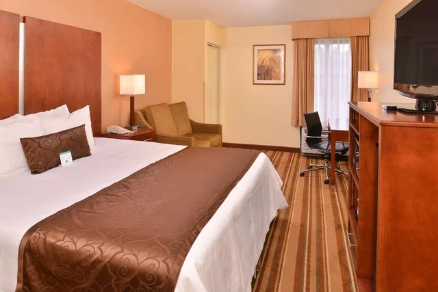 غرفة بسرير كينج مع أريكة، Best Western Plus Richmond Airport Hotel 2/8