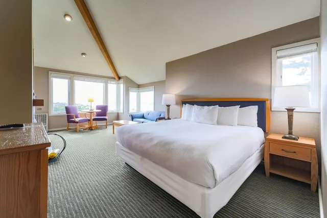 Deluxe, King Bed, Bay View, Sofa، The Inn at the Tides 2/7