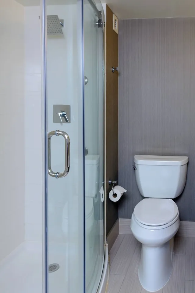 غرفة بسرير كينج مع أريكة، Courtyard Toronto Northeast Markham 9/10