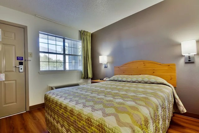 غرفة قياسية بسرير كوين، Studio6 Dallas, TX - Garland - Northeast 1/9