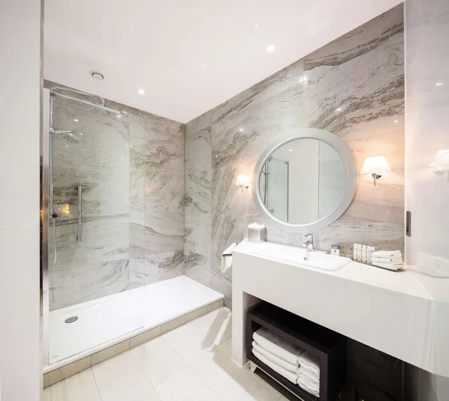 Junior Suite, King Bed, Castle View, Sofa، Doubletree By Hilton Edinburgh City Centre 8/10