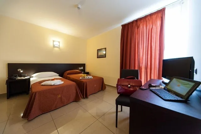 غرفة قياسية بسرير مزدوج، HOTEL TIEMPO 1/6