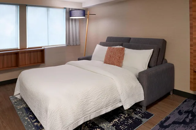 جناح بسرير كينج مع أريكة، Fairfield by Marriott Montreal Downtown 1/2