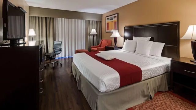 غرفة، Best Western Plus Palm Desert Resort 1/3