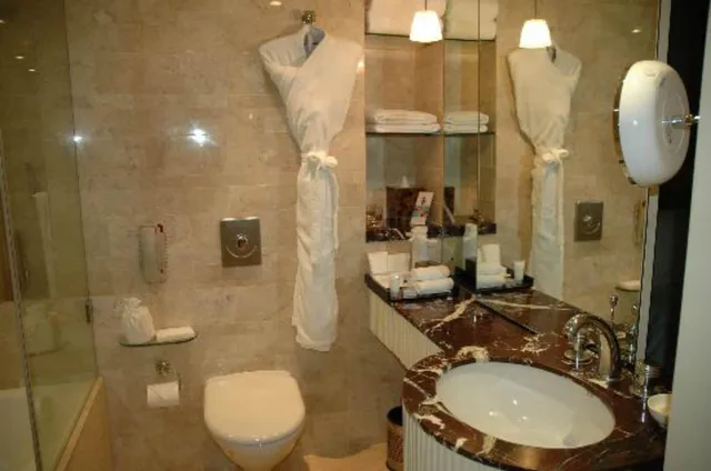 جناح ملكي كلوب بسرير كينج، The Leela Mumbai - Resort Style Business Hotel 4/6