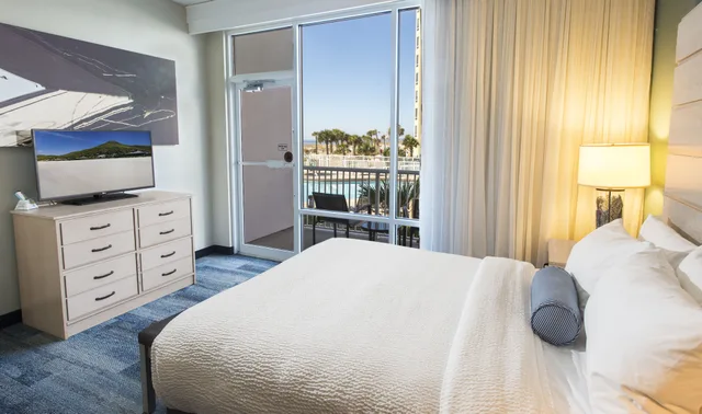 استوديو بسرير كينج بإطلالة على المسبح بشرفة مع أريكة، SpringHill Suites Pensacola Beach 2/4