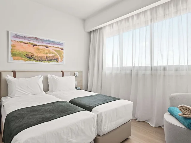 Classic, Twin Beds, Convertible Double Bed، Mercure Larnaca Finikoudes Beach 7/10