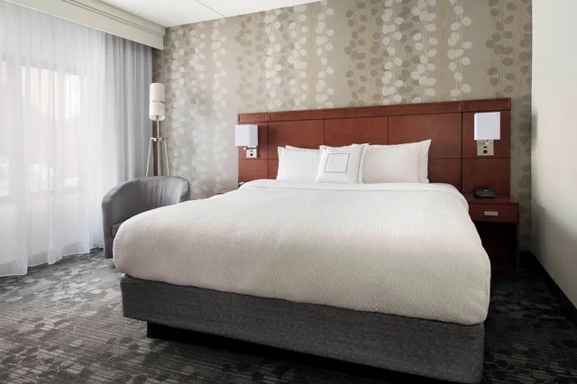 غرفة بسرير كينج مع أريكة، Courtyard By Marriott Boston Norwood Canton 5/8