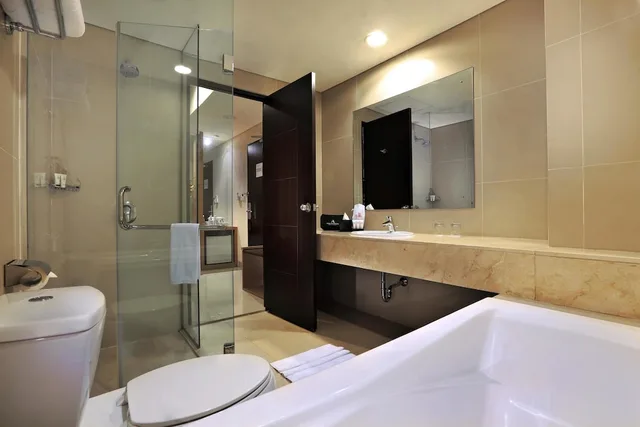 غرفة بسرير كينج وسرير فردي بشرفة بغرفتي نوم، Atria Residences Gading Serpong 2/2