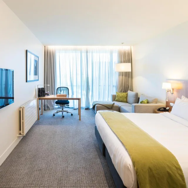 Room, King Bed, Business Level، Commodore Airport Hotel 4/10
