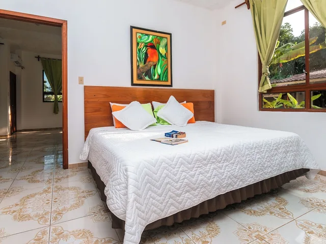 جناح عائلي بسريرين منفصلين وسرير كينج بإطلالة على الحديقة بشرفة بغرفتي نوم، Twin Lodge Galapagos Hotel 1/9
