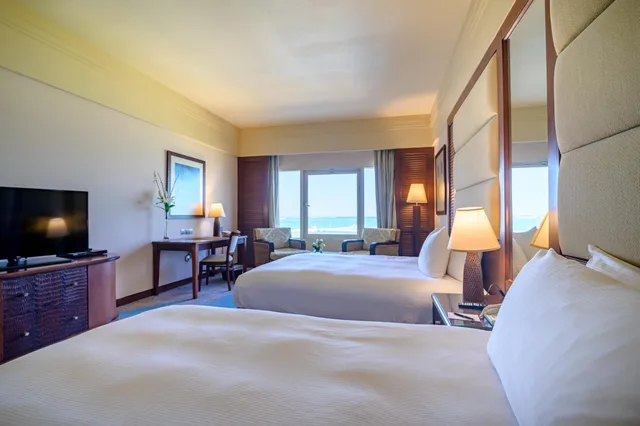 غرفة ديلوكس بسريرين منفصلين بإطلالة على البحر، Danat Jebel Dhanna Resort 3/7