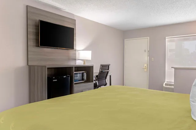 غرفة بسرير كينج للمدخنين، Quality Inn Newberry 2/3