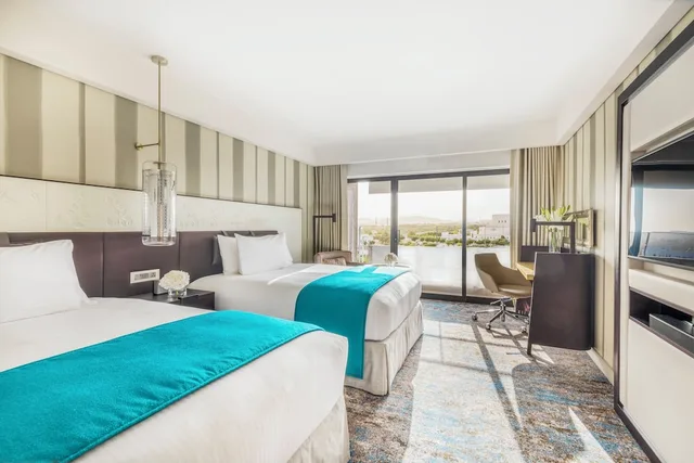 غرفة بسريرين كوين بإطلالة على المدينة بشرفة، InterContinental Muscat 3/10