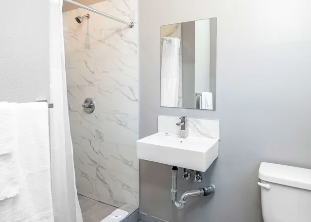 غرفة قياسية بسرير كينج، Motel6 San Pedro, CA – Port of Los Angeles 2/3