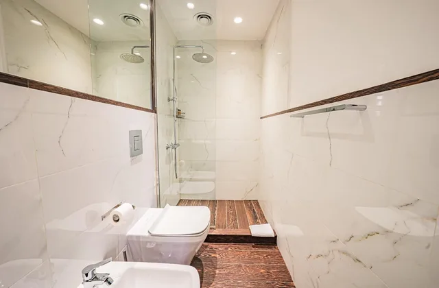 غرفة رباعية بسرير مزدوج وسريرين منفصلين بشرفة، corso grand suite 10/10