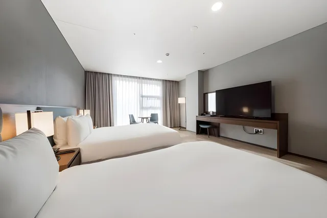 Deluxe, 1 King and 1 Single Beds, Hotel Tops 10 3/3