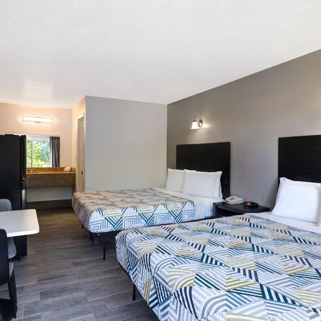 غرفة بسرير كوين، Motel 6 Branson West Silver Dollar City 2/8