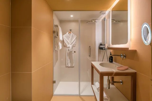 غرفة بريميوم بسرير كينج بإطلالة على البحر، Canopy by Hilton Cannes 3/3