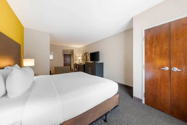 جناح بسرير كينج مع أريكة، Comfort Suites Miami Airport North 8/10