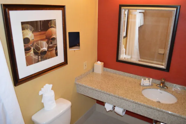 جناح بسريرين كوين بغرفة نوم واحدة مع أريكة، Courtyard By Marriott Santa Fe 5/6