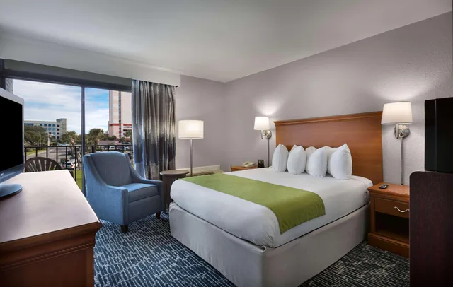 Room, Queen Bed, Street View, Balcony, West Wing، Dayton House Resort, BW Signature Collection 1/2