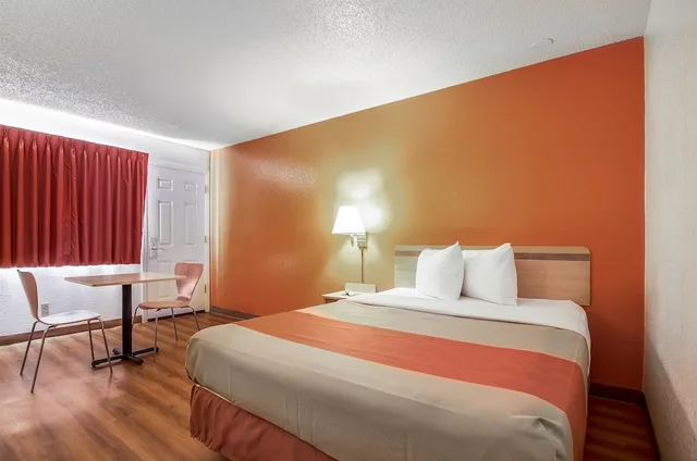 غرفة قياسية بسرير كينج، Motel6 Colby, KS 1/6