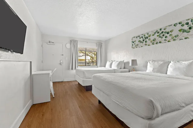 غرفة قياسية بسريرين كوين، Travelodge by Wyndham Orlando Lake Buena Vista South 2/9