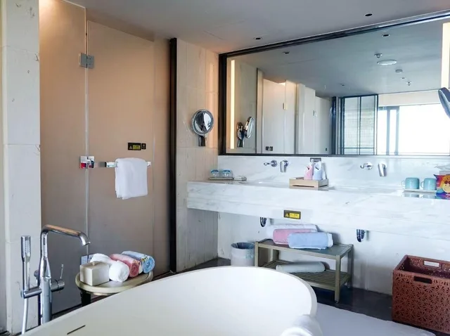 غرفة عائلية بسرير كينج بإطلالة جزئية على البحر، Marriott Yalong Bay 3/3