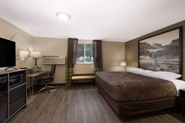 Deluxe, Queen Bed, Super 8 By Wyndham Belgrade/Bozeman Airport 1/2