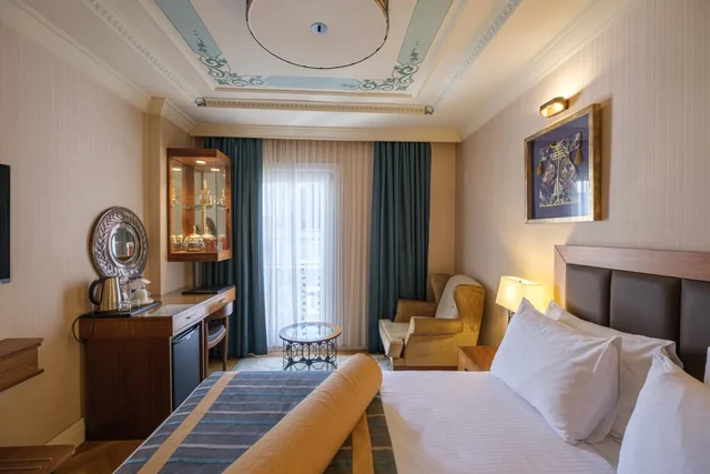 French, Twin Beds, Street View، Golden Age Hotel Taksim 2/10