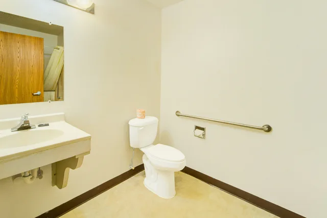 غرفة بسرير كوين لذوي الإعاقة، Capital O Amerihost Inn and Suites Kingdom City Hwy 54 MO 5/5