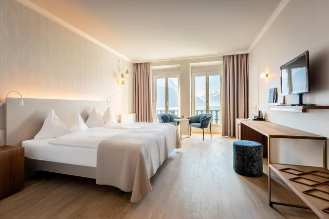 غرفة تنفيذية بسريرين منفصلين وسرير مزدوج وسرير فردي بإطلالة على البحيرة بشرفة، Seehotel Waldstaetterhof Swiss Quality Hotel Susp 2/2