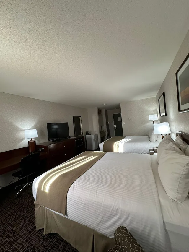 غرفة بسريرين كوين، Coast Fort St John Hotel 6/9