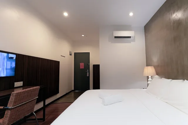 غرفة ديلوكس بسرير مزدوج وسريرين منفصلين، T+ Hotel Sungai Korok 1/7
