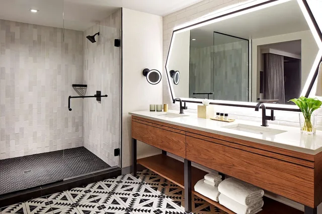 Sonora, Swim, Club, King Bed، Senna House Scottsdale, Curio Collection by Hilton 5/6