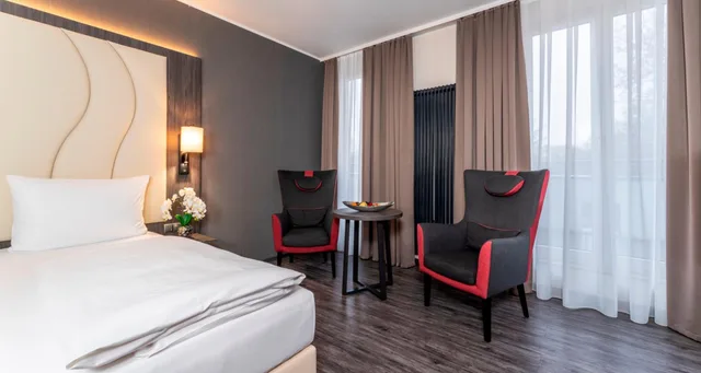 Standard, Twin Beds, Park Side، PLAZA Premium Parkhotel Norderstedt 1/8
