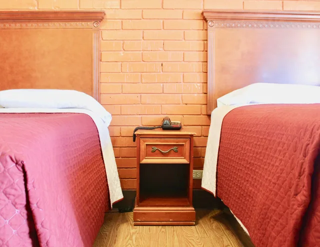 غرفة قياسية بسرير كوين وسرير كوين، Tropicana Motel 1/1