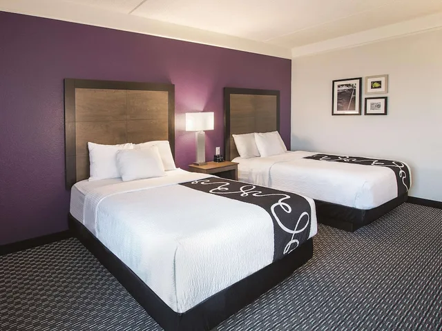 غرفة بسريرين مزدوجين، La Quinta Inn & Suites by Wyndham Arlington North 6 Flags Dr 3/9