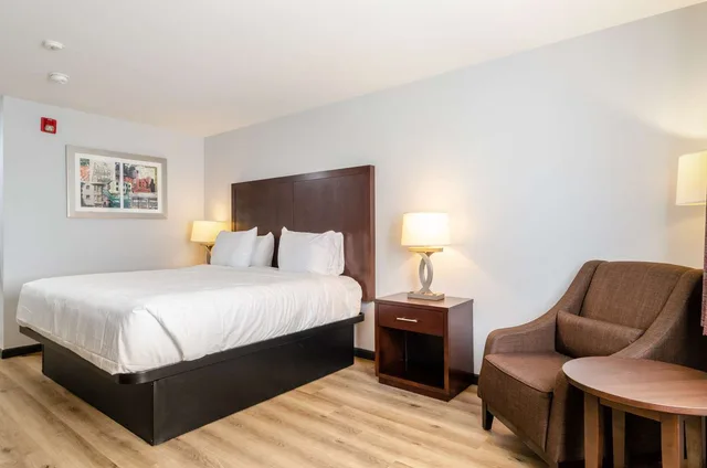 غرفة بسرير كينج، Red Lion Inn & Suites Des Moines 2/6