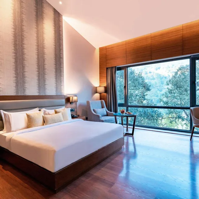 غرفة فاخرة بإطلالة على البحيرة بشرفة، The Rosefinch Sarovar Portico 3/6