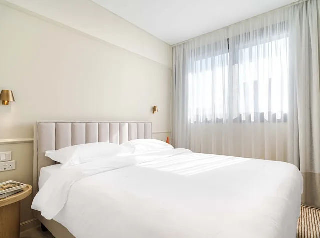 جناح بسرير مزدوج بغرفة نوم واحدة مع أريكة، LIV Mackenzie Beach Suites 2/3