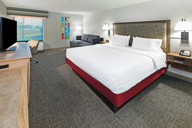 غرفة بسرير كينج مع أريكة، Hampton Inn By Hilton Sulphur Lake Charles Area 1/3