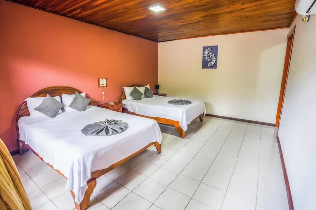 غرفة ديلوكس رباعية بسريرين مزدوجين، Arenal Hostel Resort 3/6