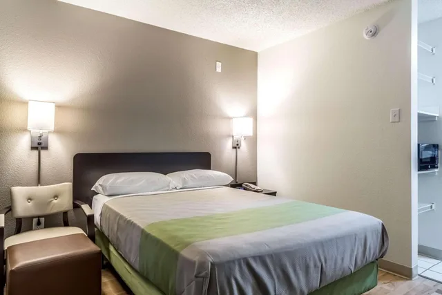 1 Full Bed ADA/Tub Smoking، Studio6 Dallas, TX - Northwest 3/5