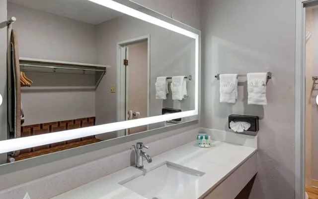غرفة أساسية مفردة بسرير كوين، Hotel Inn Santa Fe 3/4